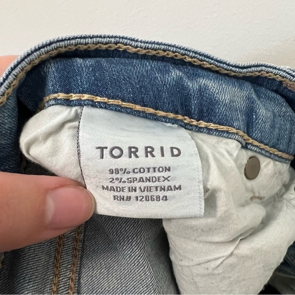 Torrid Relaxed Boot Light Wash Distressed Jeans - Picture 6 of 7
